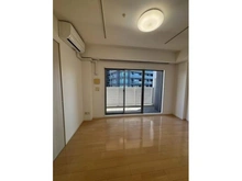 【大阪府/大阪市福島区鷺洲】レジュールアッシュ梅田WEST 東面に大きな窓が配され、爽やかな光が入ります。エアコンが備わっているため初期費用が抑えられます。