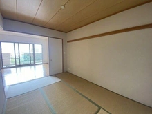 【大阪府/大阪市城東区関目】プライムコート関目パーク・ホームズ 約6帖の和室。引き戸を閉めて個室としても、LDKと一体利用も可能な可変性のあるお部屋です。