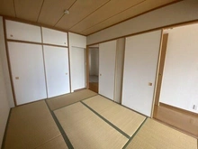 【大阪府/大阪市城東区関目】プライムコート関目パーク・ホームズ 和室は廊下とLDKからの2WAYアクセス。回遊することができ、動線良好です。天袋付きの押入有り。