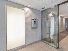 【大阪府/大阪市北区松ケ枝町】ヴィルヌーブ松ヶ枝町 管理会社による日勤管理体制やモニタ付きインターホン、オートロックが採用され、防犯面に配慮。