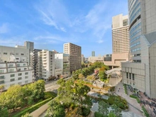 【大阪府/大阪市北区天満橋】OAPレジデンスタワー西館 バルコニーからの眺望。市街地が望める都会的な街並み。天気の良い日は気持ちの良い青空が楽しめそうです。