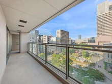 【大阪府/大阪市北区天満橋】OAPレジデンスタワー西館 2室に跨るワイドスパンバルコニー。採光を取り込みやすいよう、透明性のある手すり壁が採用されています。