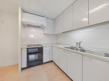 【大阪府/大阪市北区天満橋】OAPレジデンスタワー西館 吊戸棚やシンク下など収納豊富な独立キッチン。火を使わないIHクッキングヒーターが搭載されています。