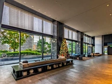 【大阪府/大阪市北区中之島】ザ・パークハウス中之島タワー 開放感のある広々としたロビー。ガラスウォールから樹々の風景が広がり、陽光差し込む明るい空間です。