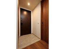 【大阪府/大阪市北区中之島】ザ・パークハウス中之島タワー 収納力のある天井高の下足入れが備わった玄関。外には独立性の高いアルコーブが設けられています。