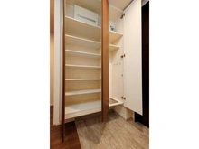 【大阪府/大阪市北区中之島】ザ・パークハウス中之島タワー 下部に日常使いの靴が置ける、フロートタイプの下足入です。玄関周りをすっきりと保つことができそうです。