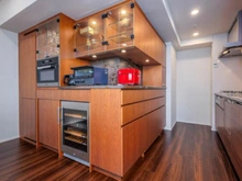 【大阪府/大阪市北区中之島】ザ・パークハウス中之島タワー ミーレ社製電子オーブン、ワインセラー等内蔵のキッチンボード設置。備品は売買対象外です。