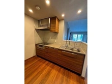 【大阪府/大阪市北区大淀南】グランドメゾン新梅田タワーTHE CLUB RESIDENCE 開放的な対面式キッチン。家事の負担を軽減する食器洗乾燥機やディスポーザー、浄水器が搭載されています。