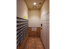 【大阪府/大阪市中央区安堂寺町】谷町アーバンライフ 荷物の受け取りに便利な宅配ボックスが備わっています。再配達依頼の手間が省け、気軽に外出できます。