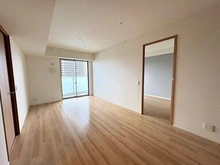 【大阪府/大阪市北区中之島】ザ・パークハウス中之島タワー 陽当りの良いLDは約12.5帖のゆったりとした空間。