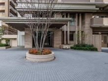 【大阪府/大阪市中央区谷町】ザ・パークハウス谷町五丁目 キャノピー付の車寄せが設置され、荷物の多い時や雨の日の乗り降りも快適にご利用いただけます。