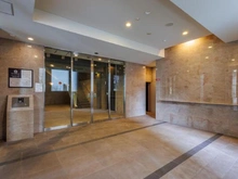 【大阪府/大阪市中央区谷町】ザ・パークハウス谷町五丁目 各住戸のカラーモニター付インターホンで来訪者を確認してからオートロックを解錠可能です。