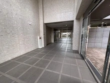 【大阪府/大阪市此花区伝法】キングマンションシーブリッサ此花サウスウイング 天井が高く、開放感のあるロビーです。総戸数164戸。地上15階建マンションの5階部分に位置します。