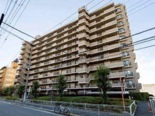 【大阪府/大阪市西淀川区歌島】ユニハイム塚本 外観：JR東海道本線「塚本」駅まで徒歩8分、JR東西線「御幣島」駅まで徒歩9分。交通利便性が高い立地です。