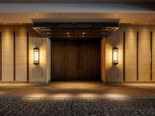 【大阪府/大阪市北区大深町】グラングリーン大阪 THE NORTH RESIDENCE 入口から洗練されたデザインが採用されています。防犯面に配慮されたダブルオートロック仕様です。