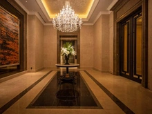 【大阪府/大阪市北区大深町】グラングリーン大阪 THE NORTH RESIDENCE シャンデリアが配されたGrand Hall。調度品の美しさが際立つ、落ち着きのある共用空間です。