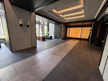 【大阪府/大阪市中央区瓦町】クレヴィアタワー大阪本町 エントランスにはテーブルセットが配され、来客応対やタクシーの迎車待ちなどにお使いいただけます。