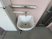 【大阪府/大阪市城東区関目】プライムコート関目パーク・ホームズ バルコニーにはスロップシンクが備わっています。外回りの掃除や汚れものの洗濯等に重宝します。