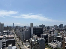 【大阪府/大阪市中央区谷町】ロイヤルタワー大阪谷町 21階部分、眺望・通風良好な住戸です。仕事や家事の合間の休憩の際、景色を見てリラックスできそうです。