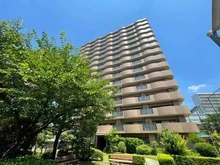 【大阪府/大阪市都島区友渕町】ファミール都島パークサイド LDは約12.6帖。家族とのコミュニケーションが生まれやすい、対面式のキッチンが採用されています。