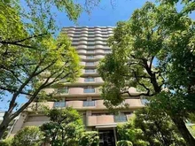 【大阪府/大阪市都島区友渕町】ファミール都島パークサイド オートロックやモニタ付きインターホンが採用されているマンションです。防犯面に配慮されています。