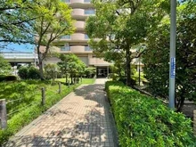 【大阪府/大阪市都島区友渕町】ファミール都島パークサイド 豊かな植栽が施されたエントランスアプローチ。自然の潤いを感じつつ、穏やかな暮らしが叶います。