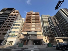 【大阪府/大阪市中央区谷町】エステムコート谷町六丁目IIアクティーネ 2004年1月築、地上12階建マンション。留守にしがちな日中帯は管理員により有人管理されています。
