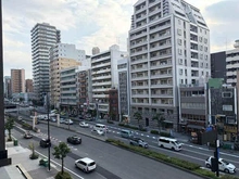 【大阪府/大阪市中央区谷町】エステムコート谷町六丁目IIアクティーネ 4階部分に所在。大きな道路に面しているため、間近に壁や隣住戸の窓がなく、開放的な景色が広がります。