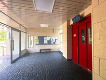 【大阪府/大阪市西淀川区佃】佃コーポ 管理会社による日勤管理が行われています。エレベーターは、防犯カメラ付きで防犯面に配慮されています。