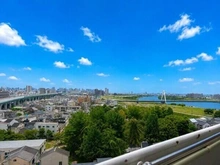【大阪府/大阪市旭区太子橋】淀川パークハウス四号棟 バルコニー前面に視界を遮る建物がなく、晴れた日には爽やかな青空と淀川を望む開放的な景色が広がります。