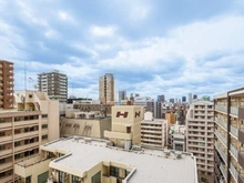 【大阪府/大阪市中央区谷町】ザ・パークハウス谷町五丁目 地上25階建13階部分からの眺望。晴れた日は青空が広がり、日々の暮らしに開放感をもたらしてくれます。
