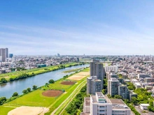 【東京都/大田区下丸子】ザ・リバープレイスウエストタワー 住戸からの眺望。季節の移ろいを感じられる多摩川沿い。緑豊かで、自然を身近に感じられる立地です。