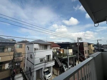 【東京都/大田区大森東】世紀コーポ大森東 住戸は、地上5階建ての3階部分に位置しています。晴れた日には気持ちの良い青空が楽しめそうです。