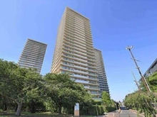 【東京都/大田区下丸子】ザ・リバープレイスサウスタワー 外観：三菱地所他分譲、地上28階建のタワーマンション。ビューラウンジ、シアタールームなどの共用施設が豊富。