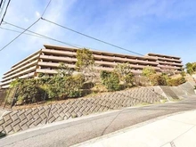 【神奈川県/横浜市戸塚区吉田町】ファミールヒルズ戸塚 外観：2000年8月築・丸紅分譲。地上8階建の4階部分。高台に位置しているため、開放感のある住まいです。