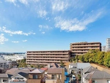 【神奈川県/横浜市戸塚区吉田町】ファミールヒルズ戸塚 LDKは陽当り良好。キッチンからLDや和室へ目配りしやすい配置です。各和洋室や廊下に収納付き。