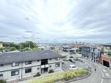 【大阪府/箕面市石丸】ロイヤルヒルズ箕面 外観：地上9階建の4階部分。高台につき、視界を遮るものがなく爽快な景色を望むことができます(天候による)。