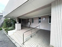【大阪府/箕面市石丸】ロイヤルヒルズ箕面 箕面市立萱野東小学校約580m、箕面市立第四中学校約900m。子育て世帯も暮らしやすい住環境です。