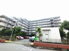 【大阪府/吹田市出口町】千里豊津パークハイツ 外観：阪急千里線「豊津」駅まで、平坦な道のりで徒歩5分。徒歩圏内に買物施設や教育施設があり、便利な住環境。