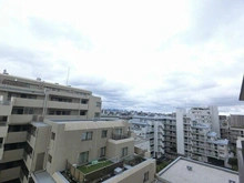 【大阪府/吹田市出口町】千里豊津パークハイツ 地上7階建の最上階住戸です。高い建物が近接しておらず、開放的な空や街並みを望めます(天候による)。