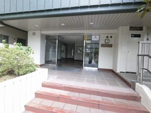 【大阪府/吹田市出口町】千里豊津パークハイツ 管理会社による日勤管理体制やモニタ付きインターホンが採用され、防犯性が高いマンションです。