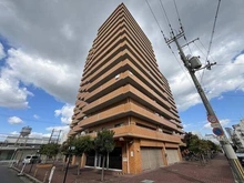 【大阪府/大阪市淀川区木川東】ライオンズマンション新大阪第6 外観：オートロックやモニタ付きインターホンが採用されているマンションです。防犯面に配慮されています。