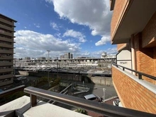 【大阪府/大阪市淀川区木川東】ライオンズマンション新大阪第6 西向きのバルコニーからの眺望です。晴れた日には、気持ちの良い青空を楽しむことができそうです。