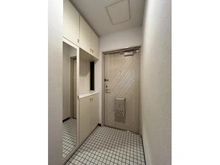 【大阪府/大阪市淀川区木川東】ライオンズマンション新大阪第6 玄関には姿見付きのコの字型下足入が設けられています。カウンター部分には小物などを飾れます。