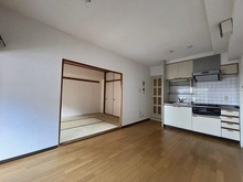 【大阪府/大阪市淀川区木川東】ライオンズマンション新大阪第6 DKには和室が隣接しています。引き戸を開放して、DKの続き間としても活用することができます。