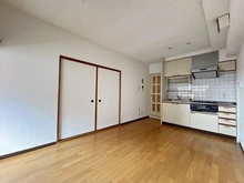 【大阪府/大阪市淀川区木川東】ライオンズマンション新大阪第6 お掃除など、日々のお手入れがしやすいフローリング仕様。清潔な空間を保つことができそうです。