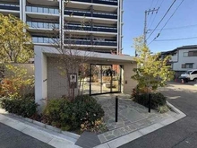 【大阪府/大阪市東淀川区豊新】レ・ジェイド上新庄 植栽が綺麗に施されています。色とりどりの花々や木々が、毎日の暮らしに彩りを与えてくれます。