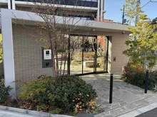 【大阪府/大阪市東淀川区豊新】レ・ジェイド上新庄 ラウンジホール・宅配ボックス・24時間ゴミ出し可能など、共用の施設・設備も充実しています。