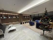 【大阪府/大阪市東淀川区豊新】レ・ジェイド上新庄 洗練されたインテリアでまとめられたロビー。ガラスウオールから自然光が差し込む明るい空間です。