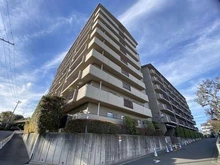 【大阪府/吹田市山田南】日興千里スカイマンションフレール 外観：日興不動産分譲、戸田建設施工。1982年8月築、地上9階建のSRC・RC造マンションです。